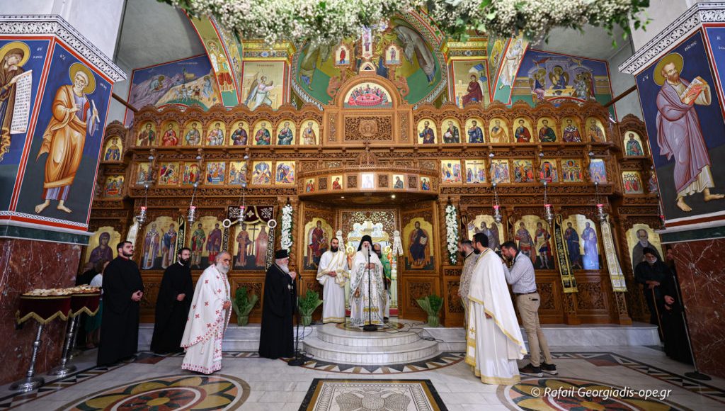 Θεία-Λειτουργία-ενώπιον-του-Τιμίου-Σταυρού-του-Μ.-Κωνσταντίνου-στην-Ηλιούπολη-Θεσσαλονίκης-(ΦΩΤΟ)