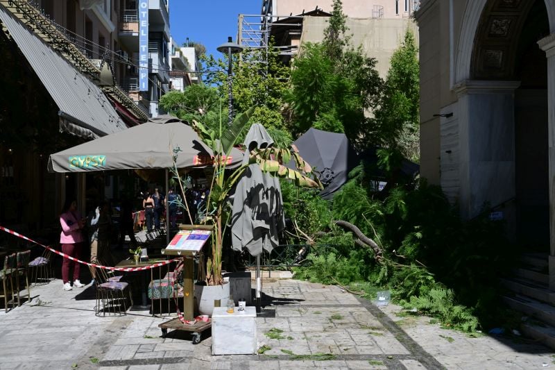 Έπεσαν-δέντρα-στην-πλατεία-Αγίας-Ειρήνης-και-τραυματίστηκαν-δύο-άνθρωποι-–-Δείτε-εικόνες