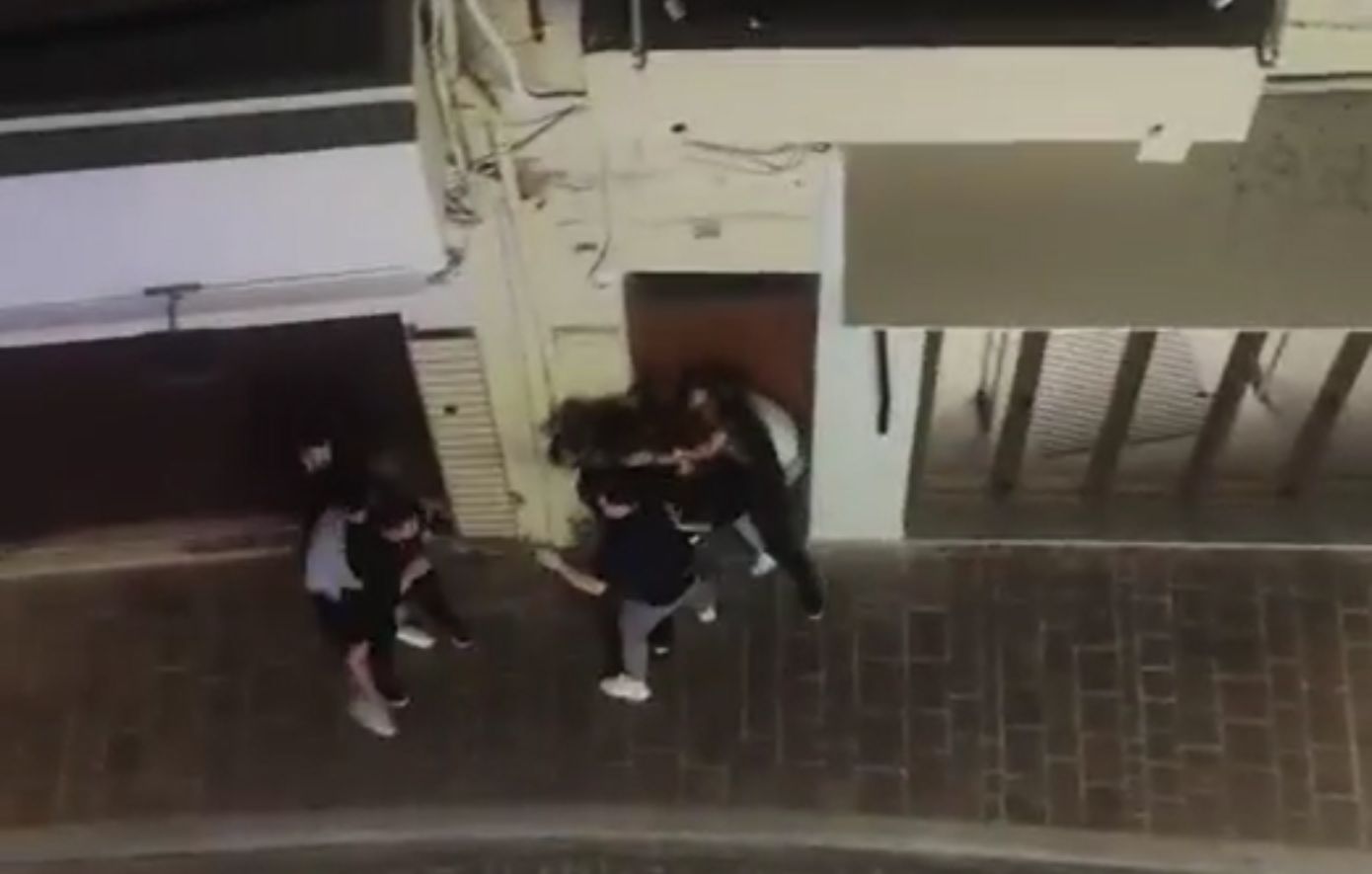 Άγρια-συμπλοκή-νεαρών-ατόμων-στο-παλιό-λιμάνι-του-Ρεθύμνου-–-Δείτε-το-βίντεο