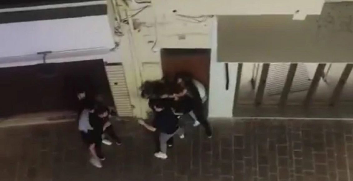 Συνελήφθησαν-οι-τρεις-νεαροί-που-πέταξαν-ανήλικο-σε-τζαμαρία-στο-Ρέθυμνο-–-Αφέθηκαν-ελεύθεροι-γιατί-τα-θύματα-δεν-έκαναν-μήνυση