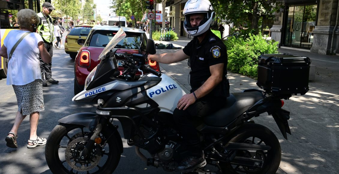 Τροχαίο-ατύχημα-στον-Πειραιά:-ΙΧ-καρφώθηκε-σε-κολώνα,-δύο-σοβαρά-τραυματίες