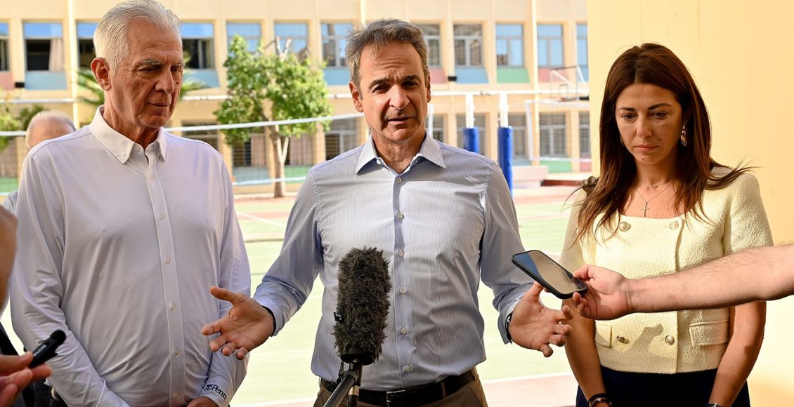 Ο-Μητσοτάκης-στα-Ωνάσεια-σχολεία-Περιστερίου:-Η-κυβέρνησή-μας-θα-εξακολουθεί-να-επενδύει-συστηματικά-στη-δημόσια-παιδεία