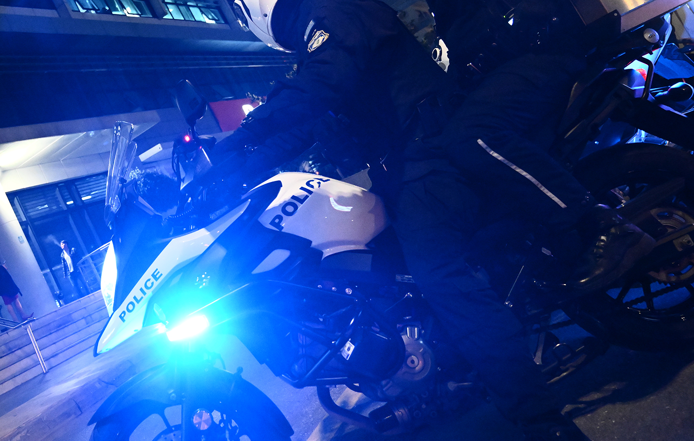 Ανήλικος-οδηγούσε-κλεμμένη-μοτοσικλέτα-και-τράκαρε-σε-περιπολικό