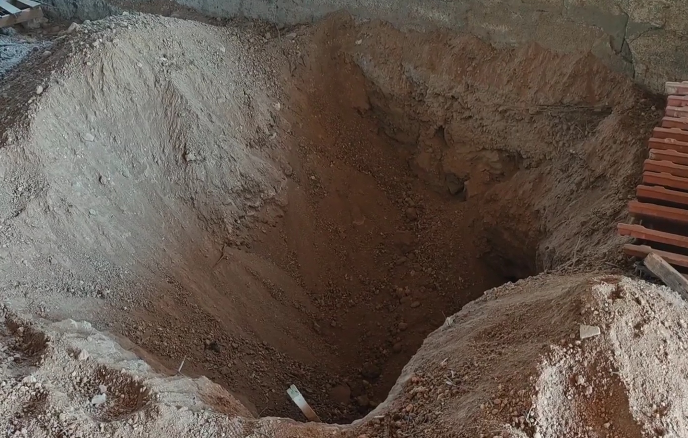 Αυτός-είναι-ο-απόμερος-στάβλος-που-η-62χρονη-έθαψε-τη-μητέρα-της-στη-Βοιωτία-–-Στον-συνεργό-εστιάζονται-οι-έρευνες