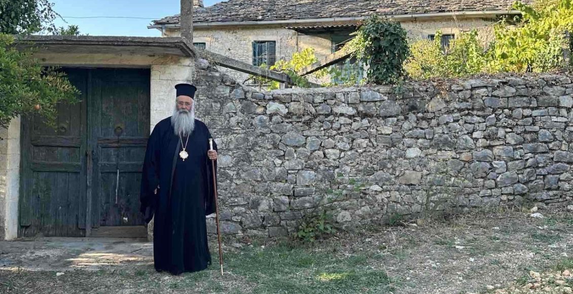Ο-Μητροπολίτης-Κίτρους-στην-πατρική-οικία-στου-Αγίου-Γερασίμου-Υμνογράφου