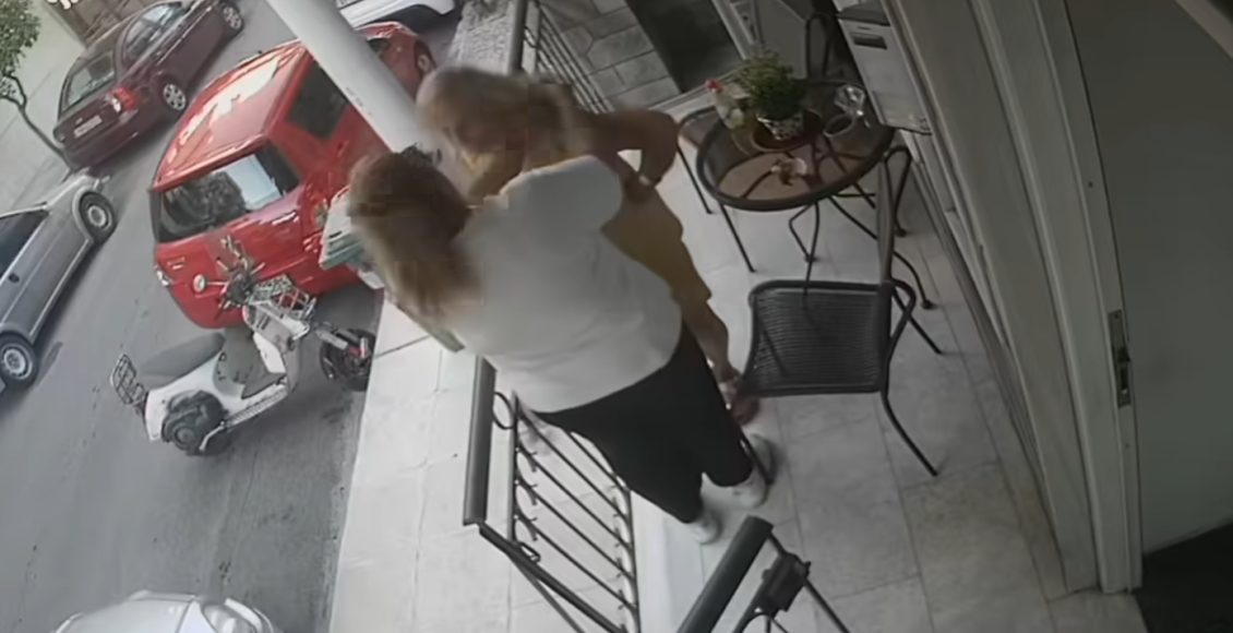 Η-στιγμή-που-γυναίκα-Ρομά-κλέβει-αλυσίδα-από-τον-λαιμό-ηλικιωμένης-–-Δείτε-βίντεο