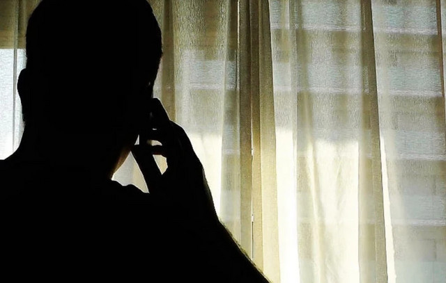 Απίστευτη-τηλεφωνική-απάτη:-Έκλεψε-32.000-ευρώ-και-είπε-να-καλέσει-το-100-–-«Για-όνομα-του-Θεού,-να-κάνουμε-καταγγελία»