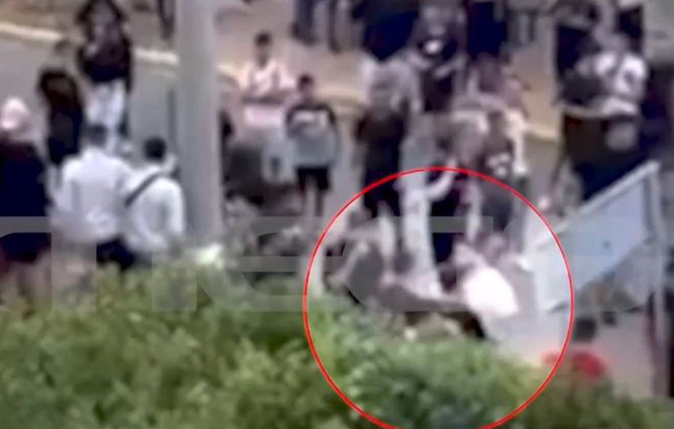 Σκληρό-βίντεο-με-τον-άγριο-ξυλοδαρμό-14χρονου-στον-Ασπρόπυργο-–-Παιδιά-τον-περικύκλωσαν-και-πήραν-στο-κυνήγι