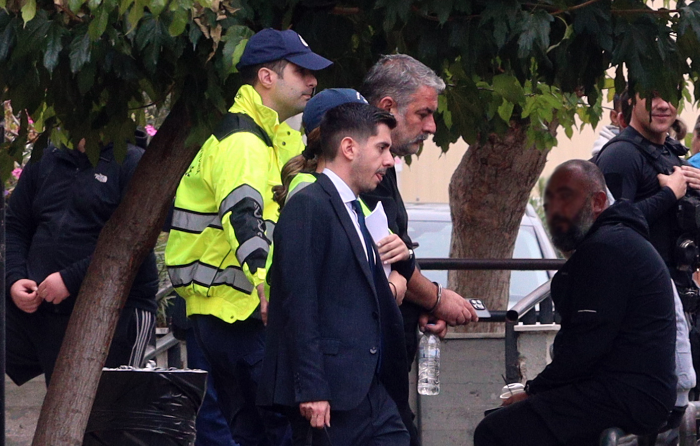 Ποινική-δίωξη-στον-Βασίλη-Μπισμπίκη-–-Βίντεο-και-φωτογραφίες-με-τον-ηθοποιό-με-χειροπέδες-στην-Ευελπίδων