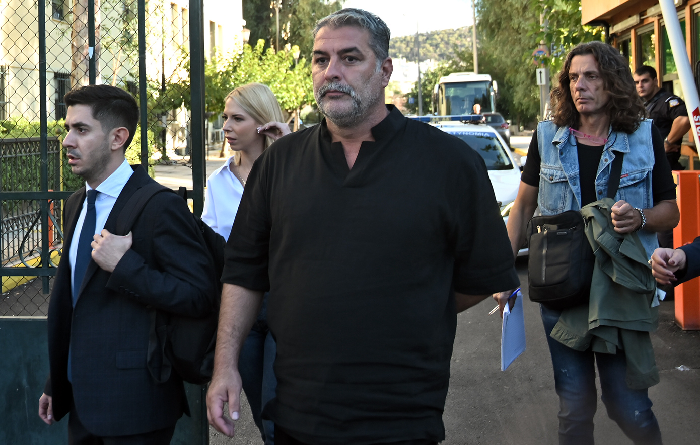 Βασίλης-Μπισμπίκης:-«Τρίτο-πρόσωπο-επικοινώνησε»,-λέει-η-εκπρόσωπος-της-ΕΛΑΣ.-–-«Ο-οδηγός-οφείλει-να-καλέσει-σε-τροχαίο-με-ζημιές»