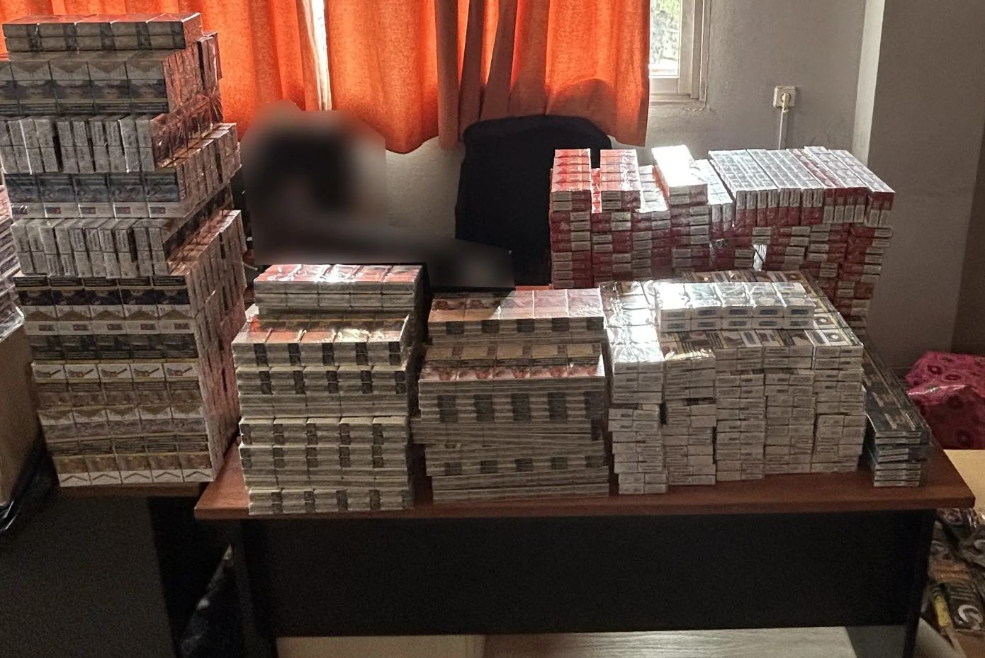 «Φάμπρικα»-λαθραίων-στην-Ομόνοια:-237000-ευρώ-και-190-ηλεκτρονικά-τσιγάρα-στα-χέρια-της-ΕΛΑΣ.