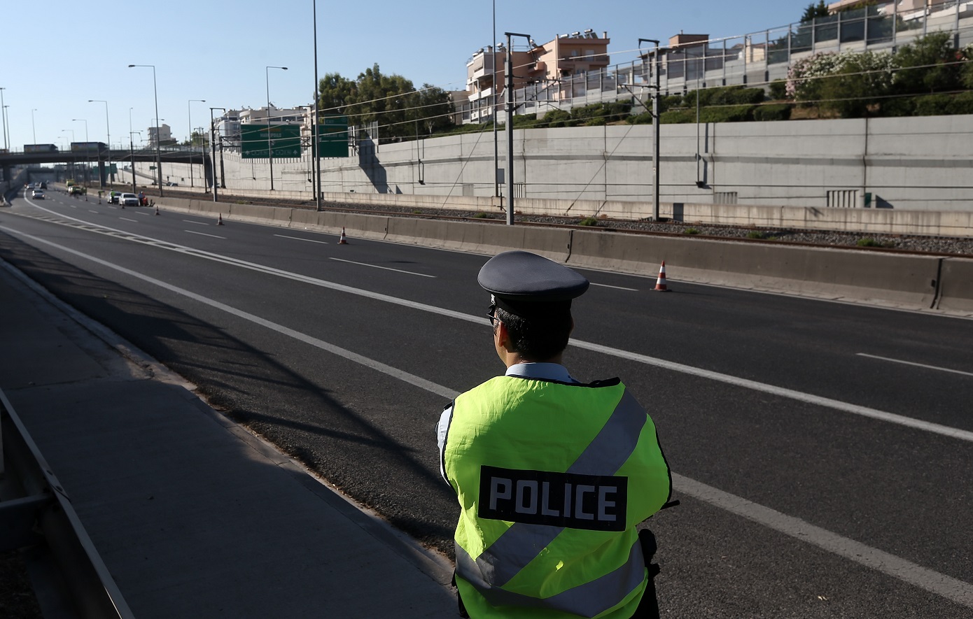 Συνελήφθη-40χρονη-δύο-φορές-μέσα-σε-τέσσερις-μέρες-να-οδηγεί-στη-ΛΕΑ-της-Αττικής-Οδού-–-Της-αφαιρέθηκε-η-άδεια