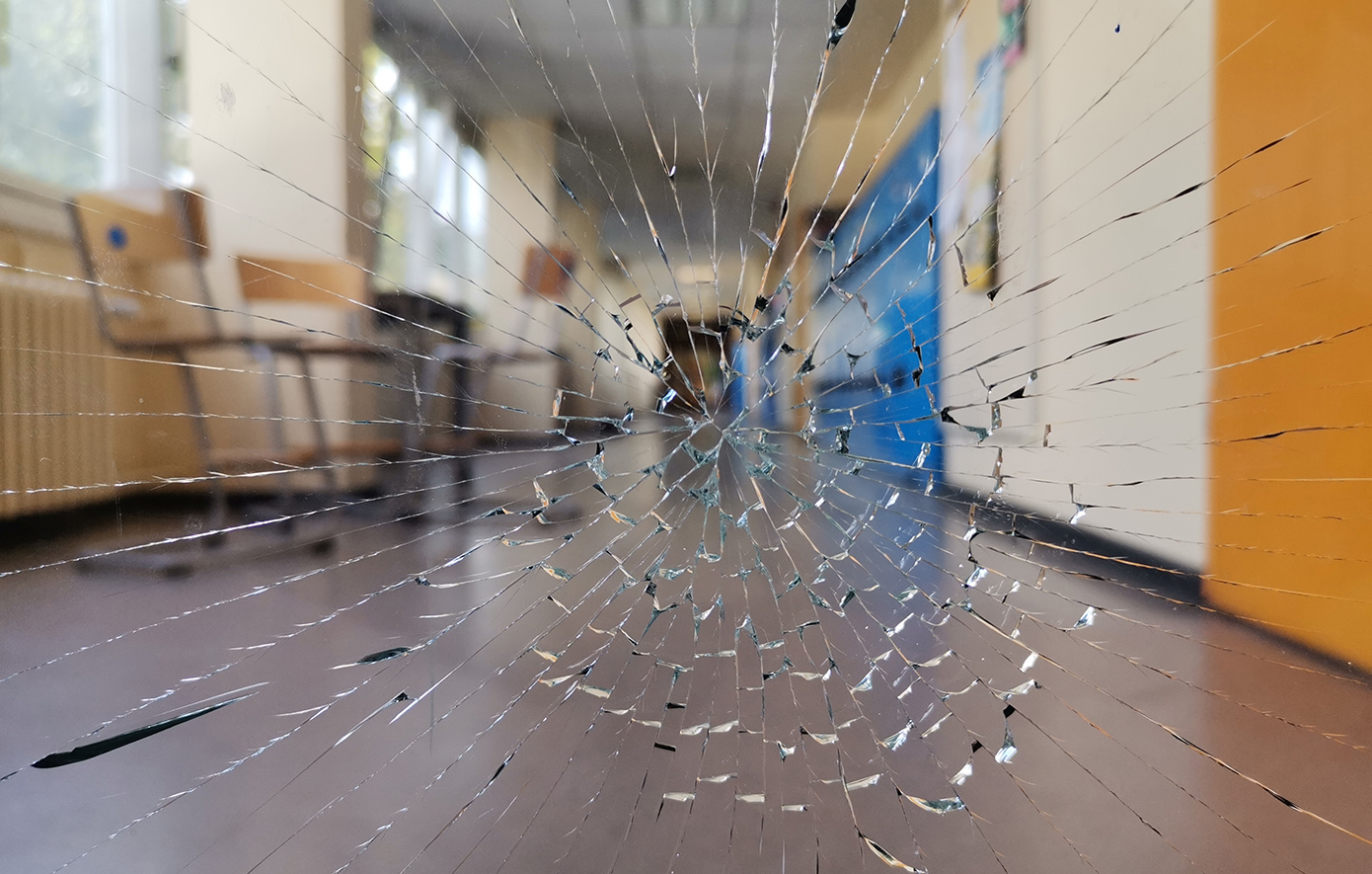 Άγριο-επεισόδιο-σε-σχολείο-στο-Περιστέρι-–-Κουκουλοφόροι-με-ξύλα-και-ρόπαλα-χτύπησαν-και-τραυμάτισαν-τρεις-καθηγητές