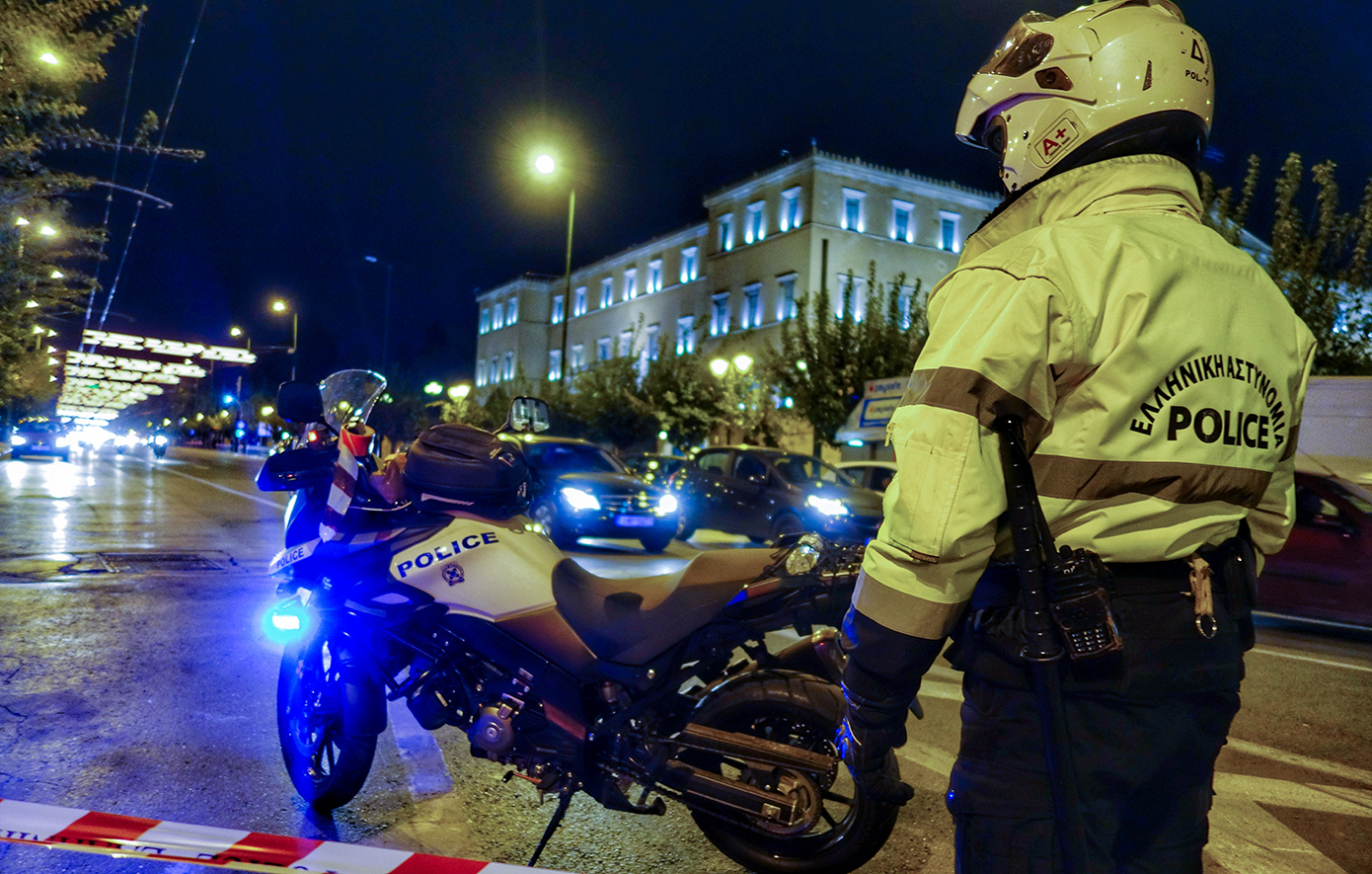 Οδηγούσε-«λιώμα»-στο-κέντρο-της-Αθήνας-και-χτύπησε-13-σταθμευμένα-αυτοκίνητα-στην-οδό-Φυλής