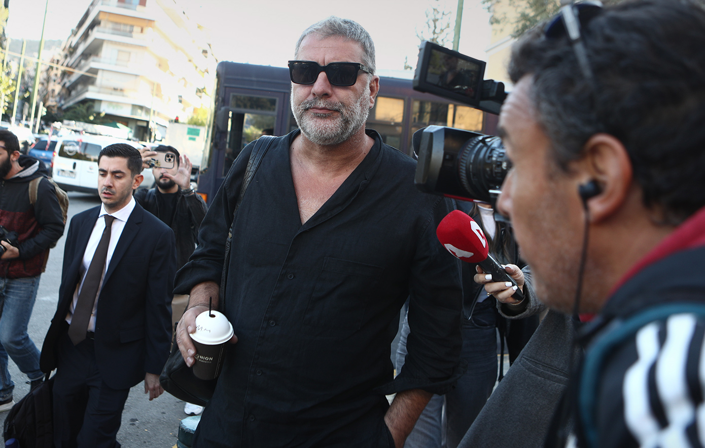 Στην-Ευελπίδων-ο-Βασίλης-Μπισμπίκης-για-το-τροχαίο-στη-Φιλοθέη-–-Δεν-ήθελε-να-κάνει-δηλώσεις-στις-κάμερες