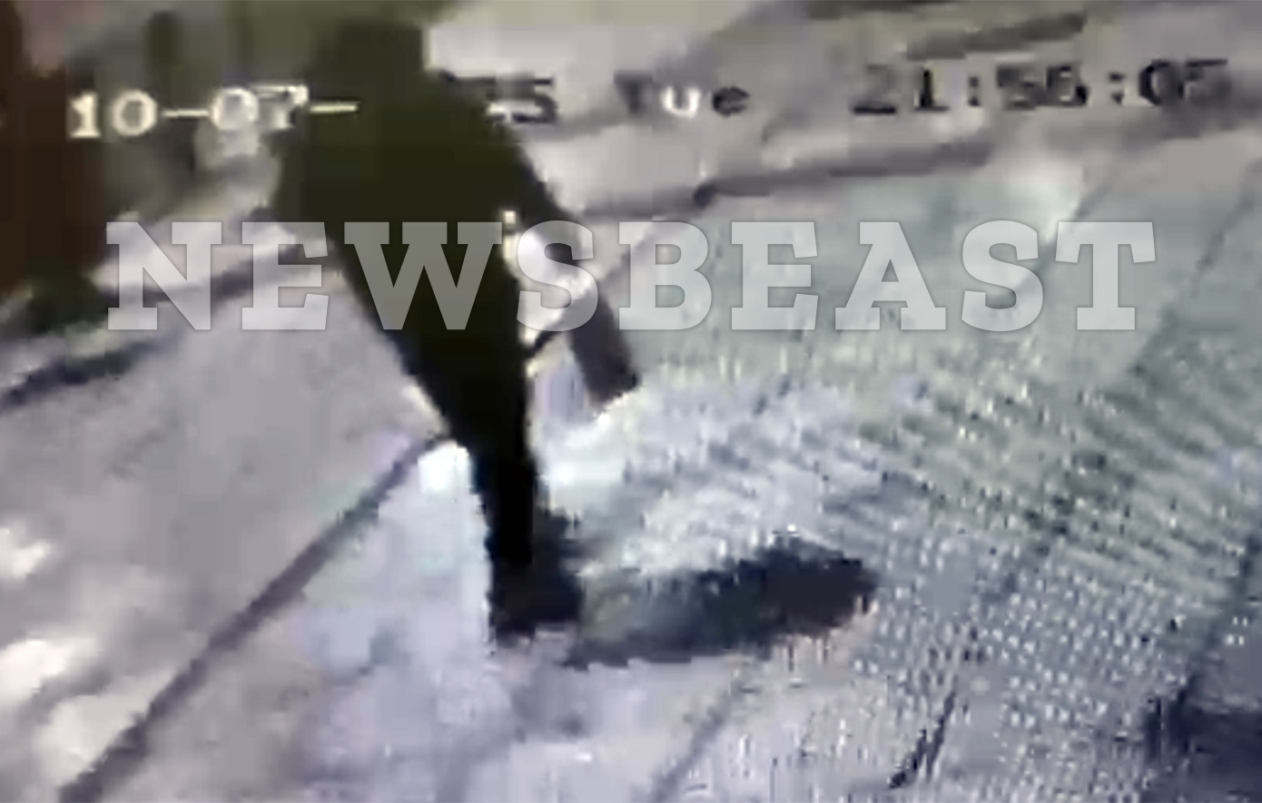 Έκρηξη-στην-jackyo.:-Βίντεο-ντοκουμέντο-με-τον-μαυροφορεμένο-βομβιστή-που-άφησε-τη-σακούλα-στην-είσοδο-της-ντισκοτέκ