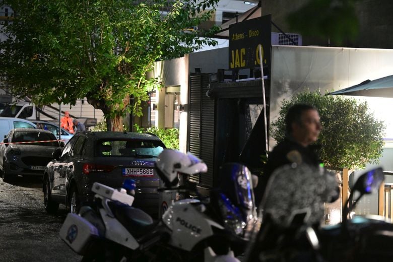 Βίντεο-ντοκουμέντο-από-την-στιγμή-που-άγνωστος-μεταφέρει-σακούλα-με-τη-βόμβα-στην-είσοδο-της-ντισκοτέκ-«jackyo.»