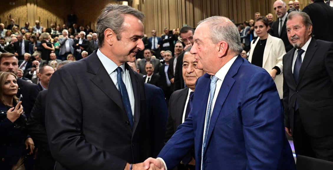 Θερμή-χειραψία-Κυριάκου-Μητσοτάκη-και-Κώστα-Καραμανλή-στην-παρουσίαση-του-βιβλίου-του-Ευριπίδη-Στυλιανίδη