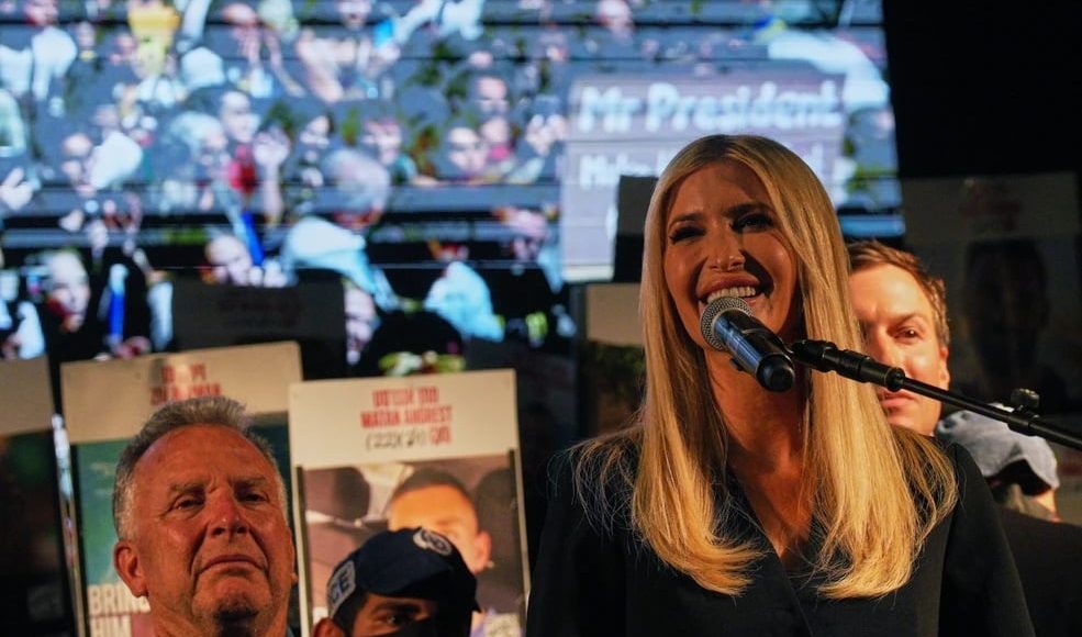 Στην-πλατεία-Ομήρων-του-Τελ-Αβίβ-οι-Στιβ-Γουίτκοφ-και-Ιβάνκα-Τραμπ-–-«Ευχαριστούμε-Τραμπ»,-φώναζαν-οι-Ισραηλινοί