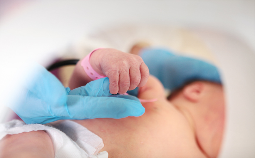 Εκτός-ΜΕΘ-το-ενός-έτους-κοριτσάκι-που-εισέπνευσε-καπνό-από-ναρκωτικά-–-Παραμένει-υπό-ιατρική-παρακολούθηση