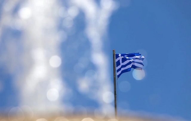 Ποινή-φυλάκισης-9-μηνών-σε-Δανή-τουρίστρια-που-κατέβασε-ελληνική-σημαία-από-Αστυνομικό-Τμήμα-στη-Ρόδο