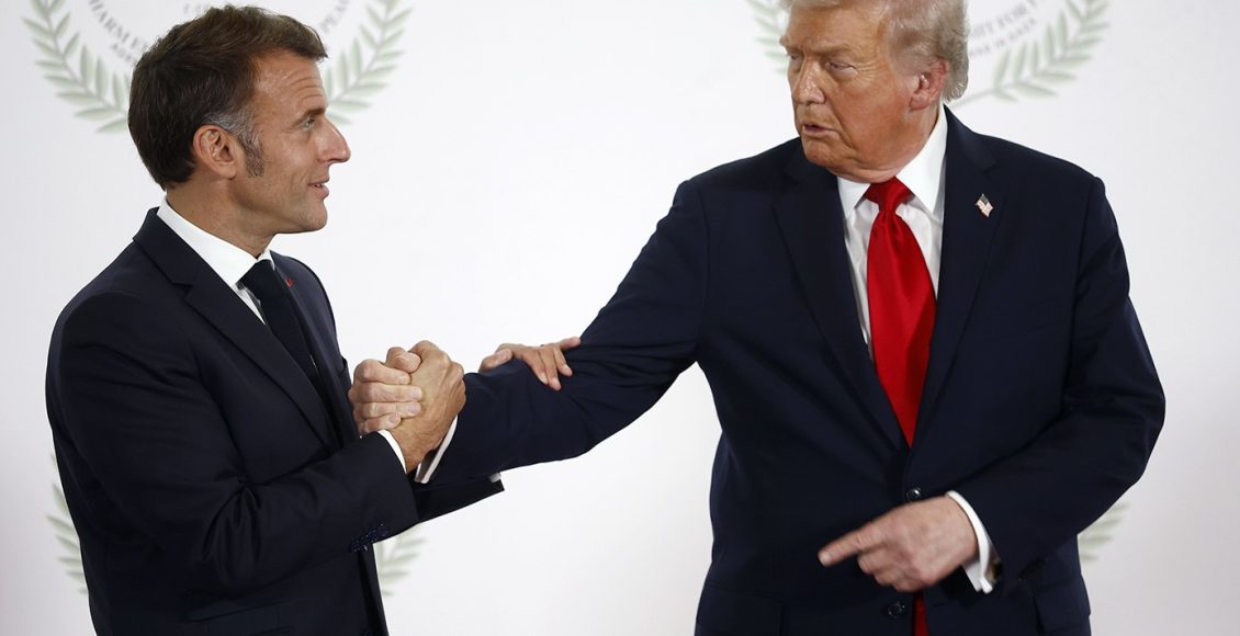 Έντονος-διάλογος-Τραμπ-με-Μακρόν:-«Θέλω-να-μάθω-γιατί-με-πλήγωσες»-–-Έσφιγγαν-τα-χέρια-τους-για-περίπου-30-δευτερόλεπτα,-σαν-να-πάλευαν