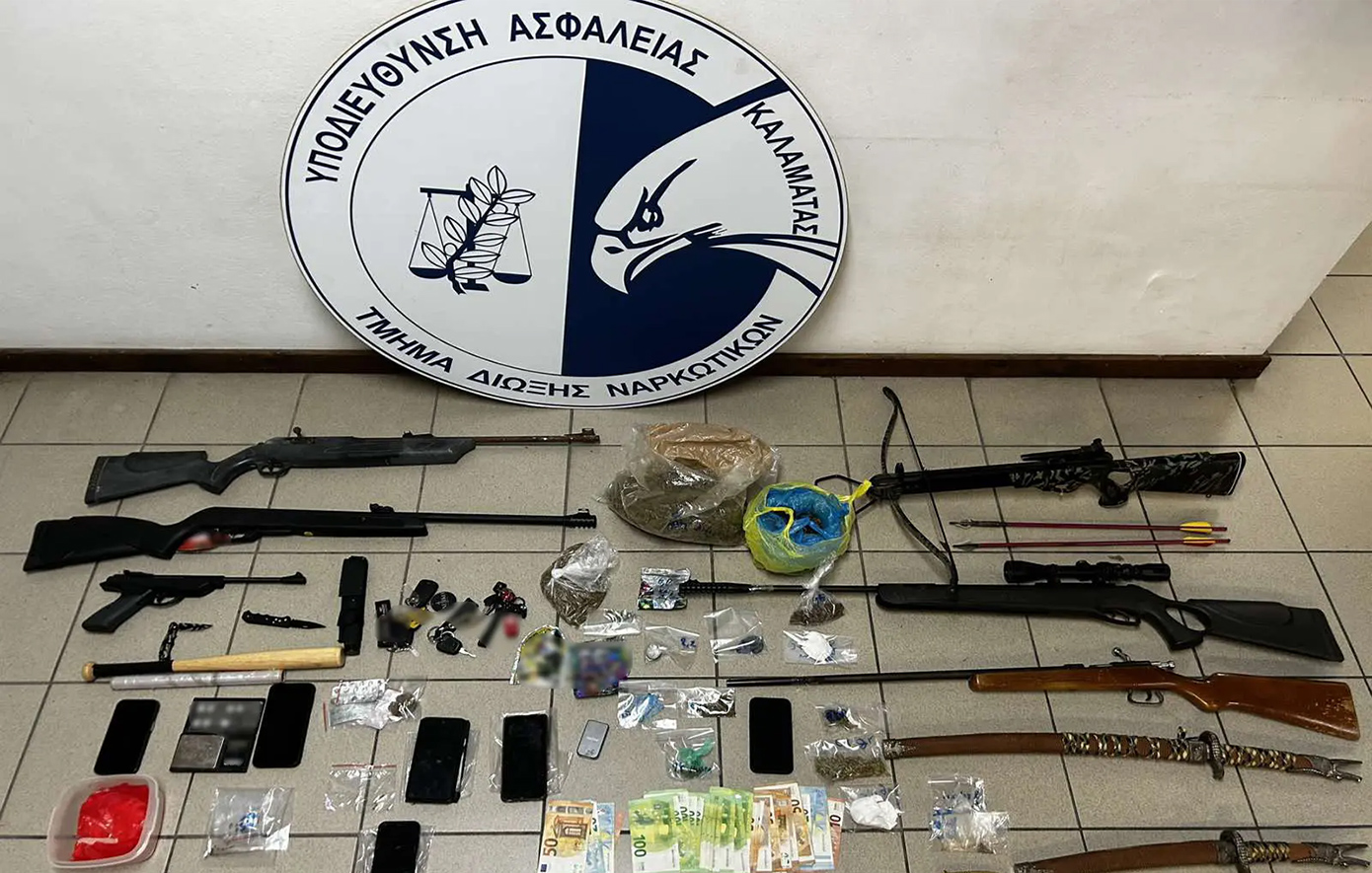 Εξάρθρωση-εγκληματικής-ομάδας-στην-περιοχή-του-Δήμου-Πύλου-–-Εντοπίστηκαν-όπλα,-βαλλίστρες-και-σπαθιά