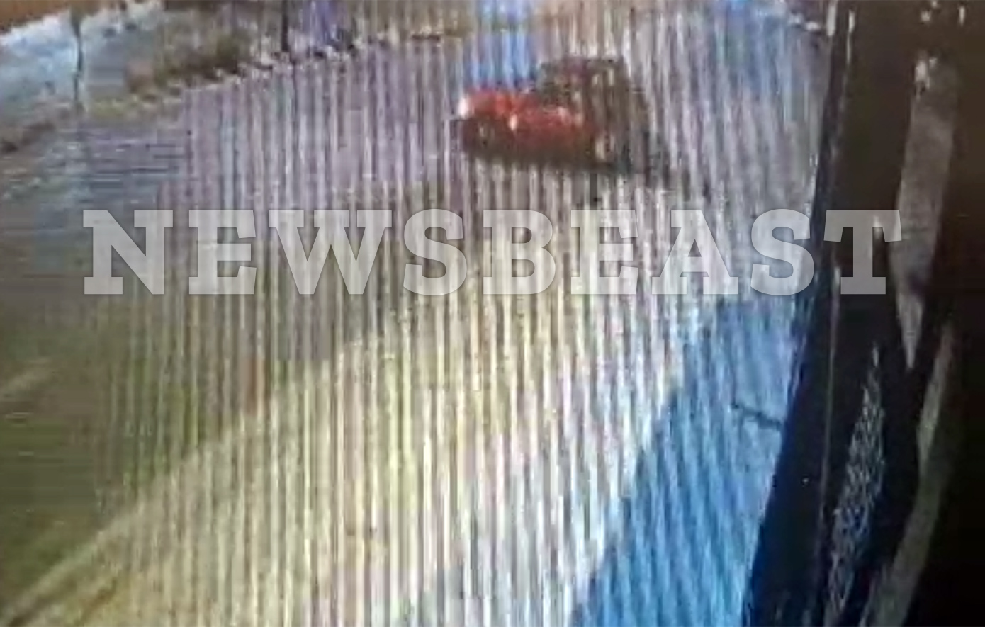 Η-στιγμή-που-μεθυσμένος-οδηγός-πέφτει-με-μεγάλη-ταχύτητα-σε-κατάστημα-στην-Κηφισίας