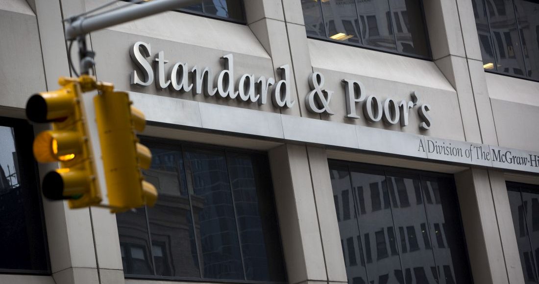 s&p:-Επιβεβαίωσε-το-αξιόχρεο-της-Ελλάδας-ΒΒΒ-με-σταθερές-προοπτικές