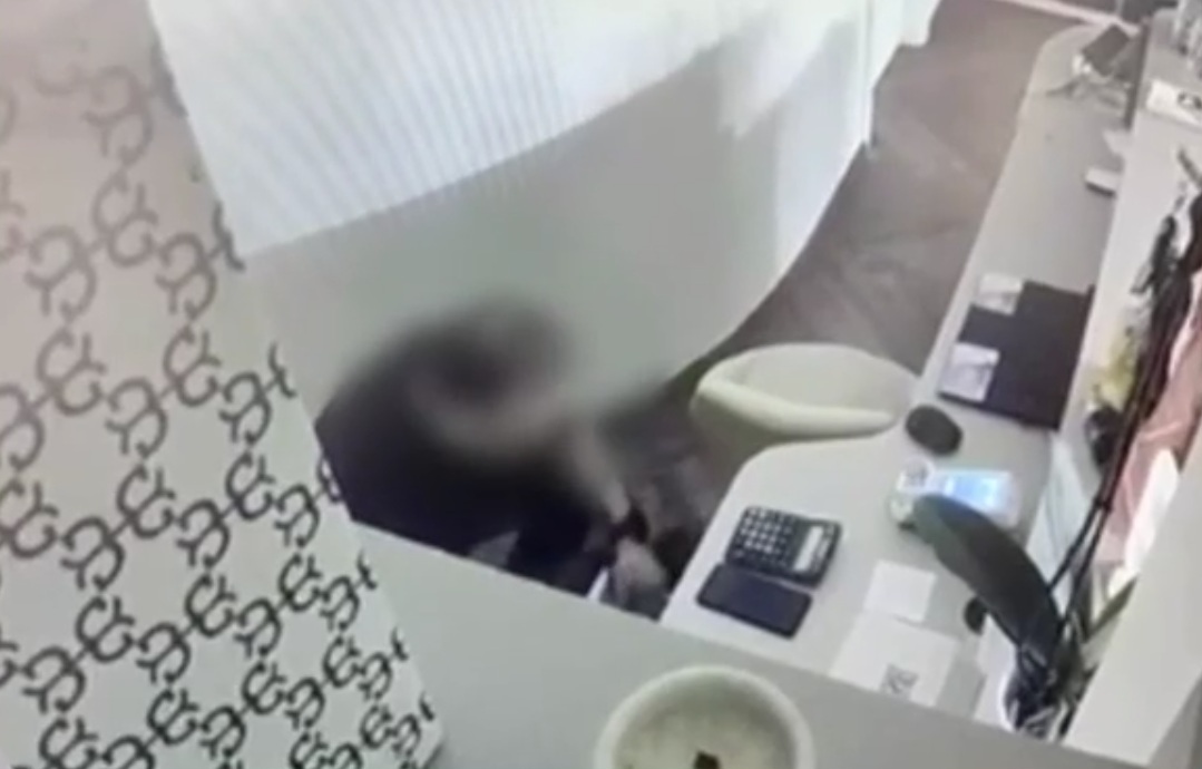 Βίντεο-ντοκουμέντο-από-τη-δράση-του-διαρρήκτη-που-«ξάφριζε»-καταστήματα-στο-Κολωνάκι-–-Τι-βρέθηκε-στο-διαμέρισμά-του