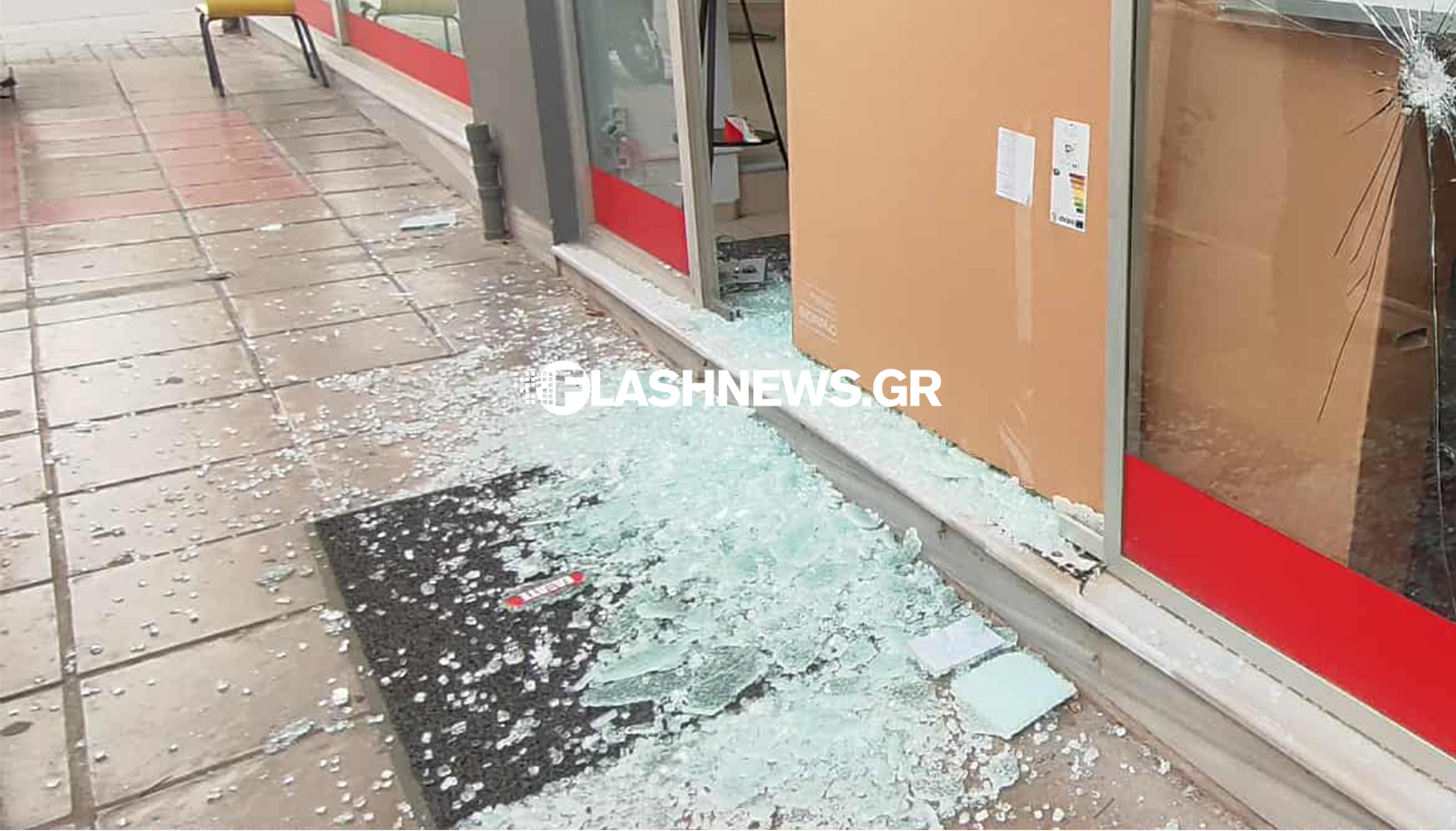 Νύχτα-βανδαλισμών-στα-Χανιά:-Βίντεο-από-τις-επιθέσεις-σε-μεσιτικό-και-τράπεζες