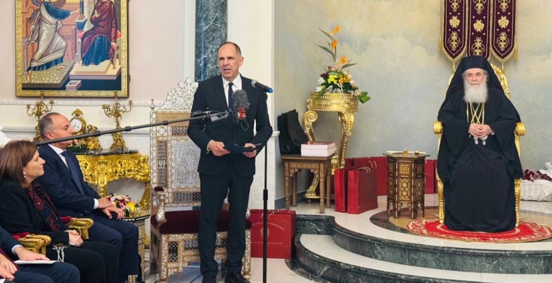 Χαιρετισμός-Υπουργού-Εξωτερικών-μετά-τη-χειροτονία-του-Αρχιεπισκόπου-Σινά