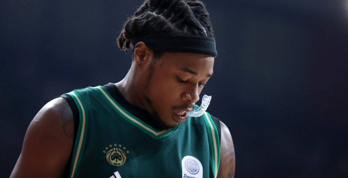 Κολοσσός-–-Παναθηναϊκός:-Στα-αποδυτήρια-με-πρόβλημα-στον-προσαγωγό-ο-Χολμς-1,5-λεπτό-μετά-την-έναρξη