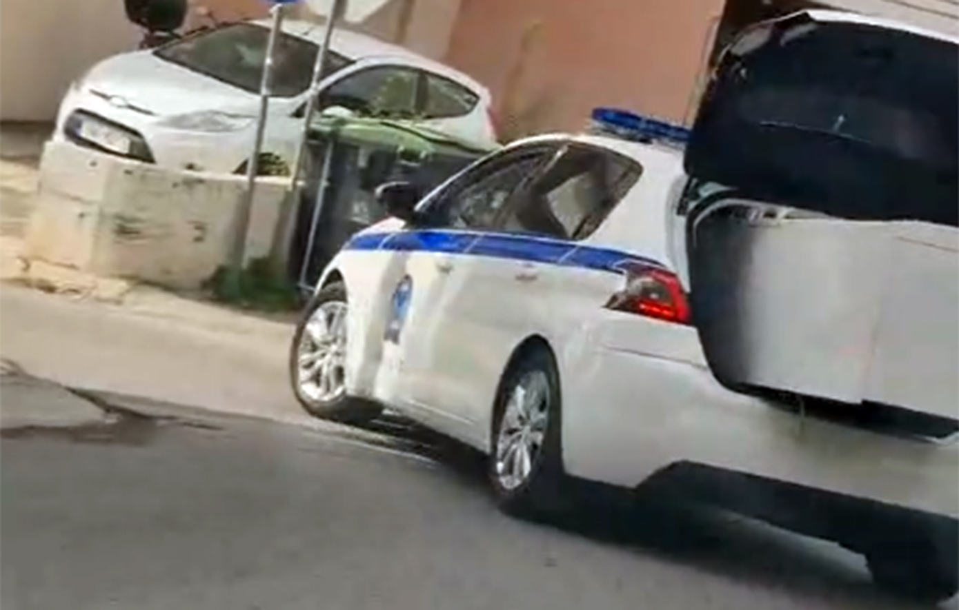 Περιπολικό-μετέφερε-ψυγείο-στο-πορτ-μπαγκάζ-–-Το-βίντεο-στο-tiktok-και-η-ΕΔΕ-από-την-ΕΛΑΣ.