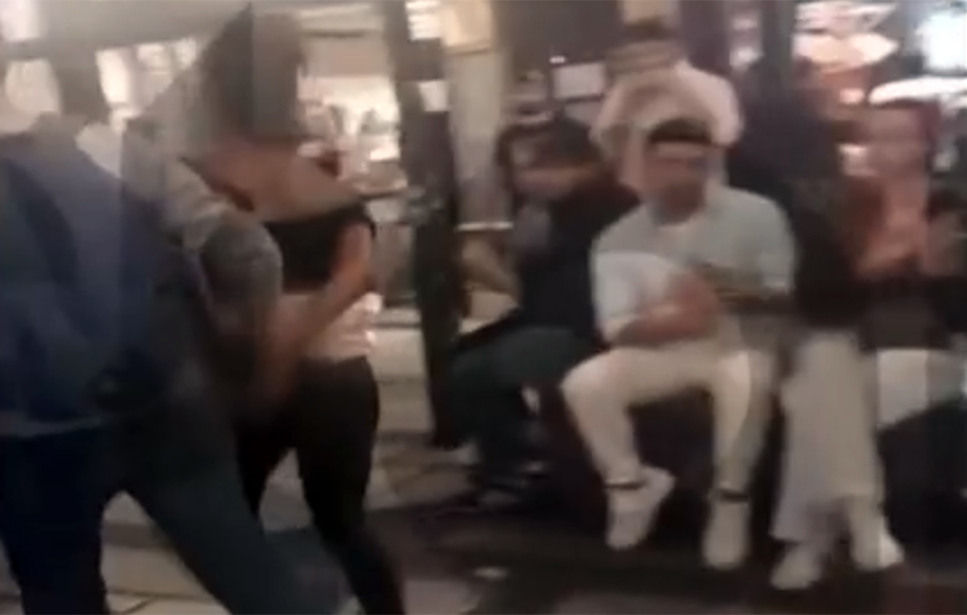 Καρέ-καρέ-η-σύλληψη-ανήλικης-Ρομά-που-άρπαζε-κινητά-στην-πλατεία-Αγίας-Ειρήνης