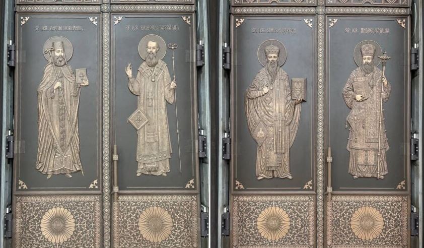 Οι-χάλκινες-θύρες-του-Ιερού-Καθεδρικού-Ναού-της-Σωτηρίας-του-Έθνους-στο-Βουκουρέστι