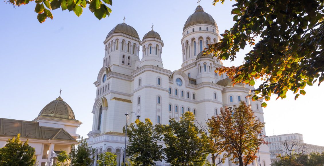 Εθνικός-Καθεδρικός-στο-Βουκουρέστι:-Οι-στοές,-η-πλατεία,-οι-τρούλοι,-οι-χάλκινες-θύρες,-οι-καμπάνες,-τα-βιτρώ-και-τα-ψηφιδωτά