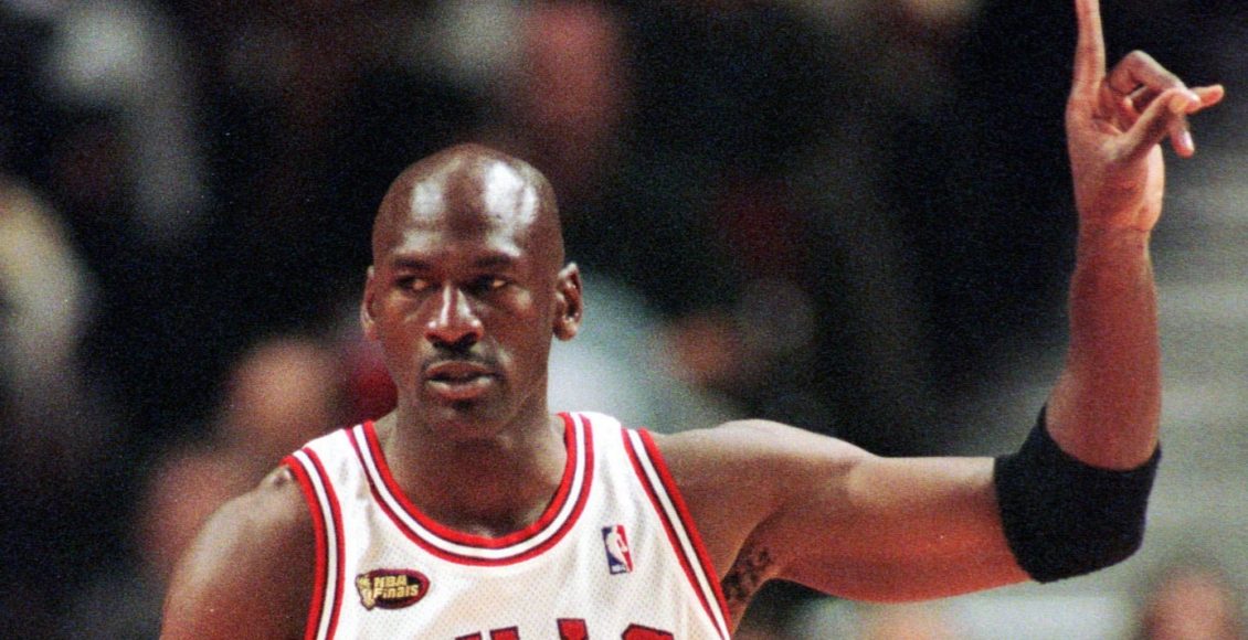 Μάικλ-Τζόρνταν:-Για-2,7-εκατ.-δολάρια-πωλήθηκε-σε-δημοπρασία-υπογεγραμμένη-κάρτα-του-από-το-1986