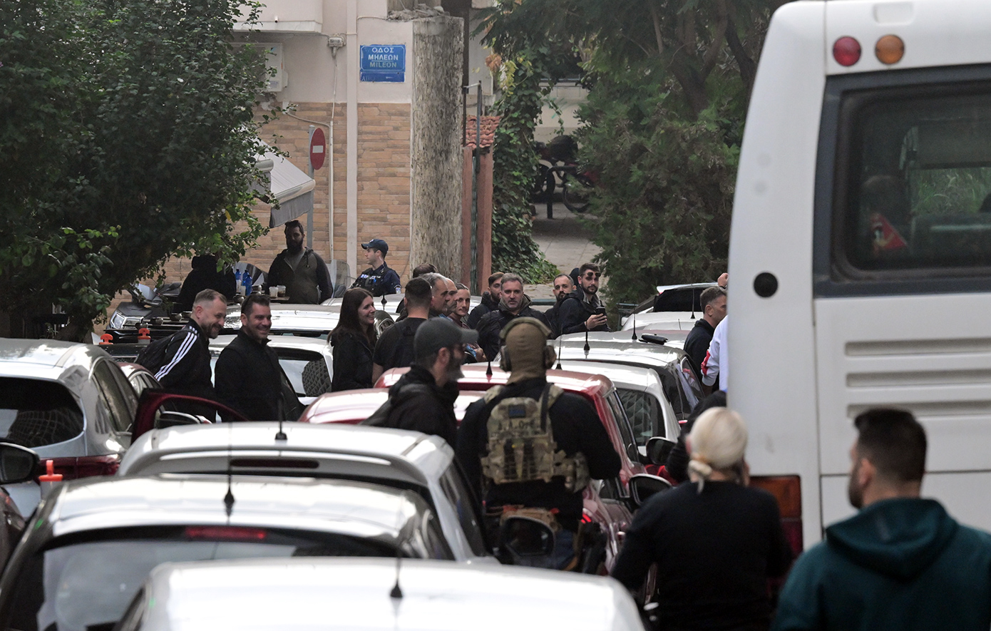 Η-κινηματογραφική-άφιξη-των-συλληφθέντων-για-το-σκάνδαλο-του-ΟΠΕΚΕΠΕ-στη-ΓΑΔΑ-–-Κομβόι-24-αυτοκινήτων-με-τους-34-από-τους-37