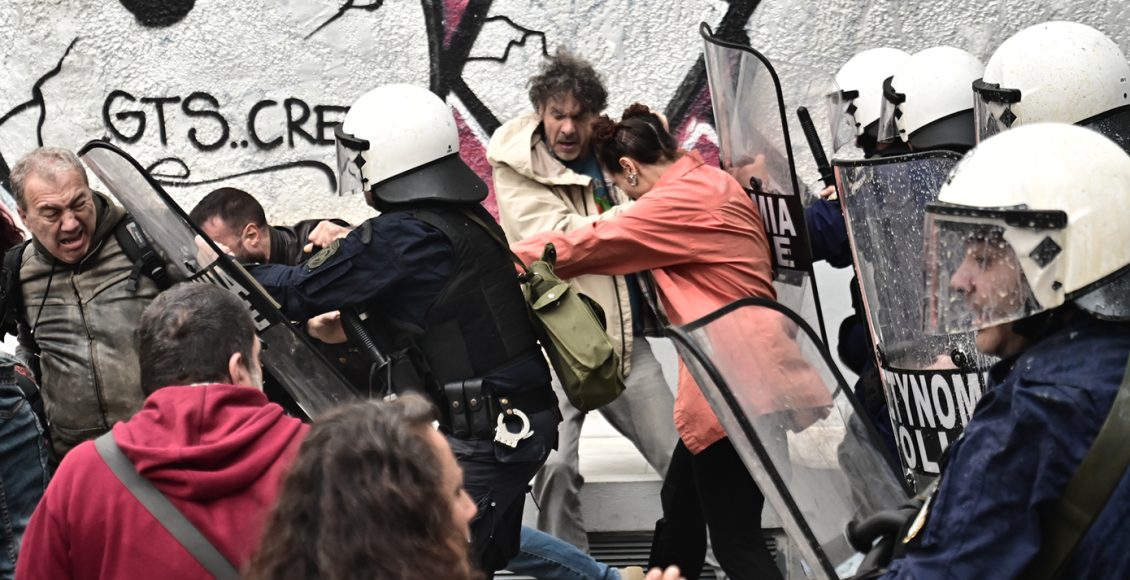 Επεισόδια-με-χημικά-και-χειροβομβίδες-κρότου-λάμψης-στην-Πρωτοβάθμια-Διεύθυνση-Εκπαίδευσης-στο-Μεταξουργείο