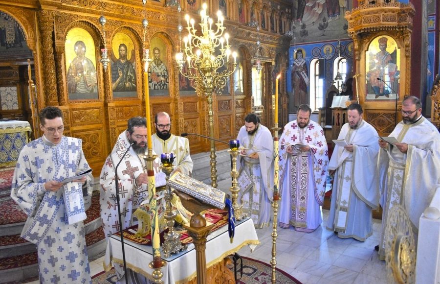 Η-αρχαιοπρεπής-Θεία-Λειτουργία-του-Αγίου-Ιακώβου-του-Αδελφοθέου-στη-Μητρόπολη-Μαρωνείας