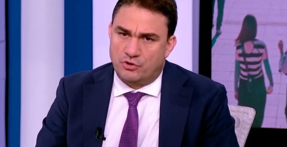 Τσουκαλάς:-Κυβέρνηση-παρωδία-–-Ο-κ.-Δένδιας-πετάει-αλλού-τον-«μουτζούρη»,-που-του-έριξαν