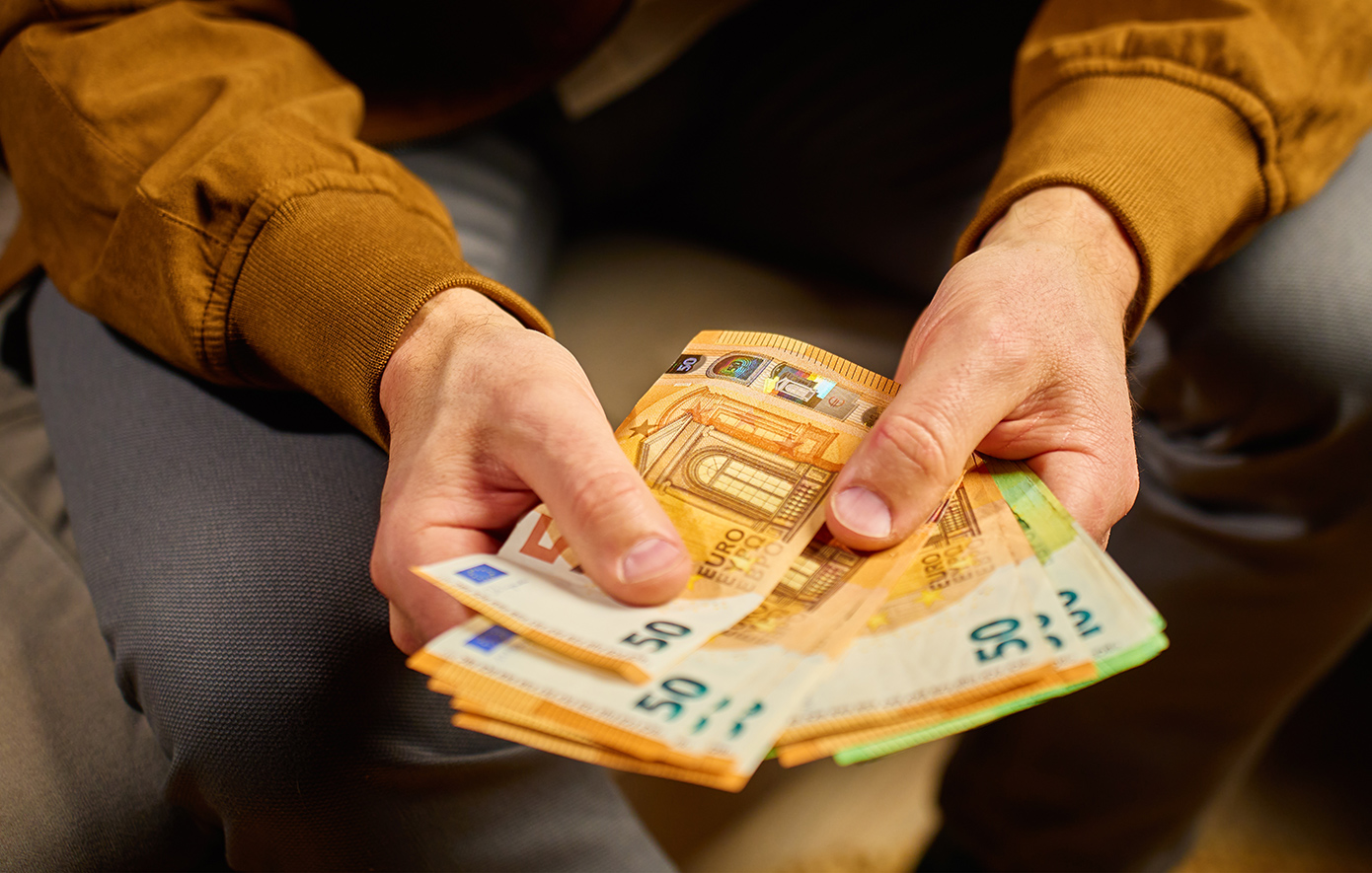 Ηλικιωμένος-βγήκε-στον-δρόμο-και-πετούσε-50ευρα-στο-Άργος-Ορεστικό