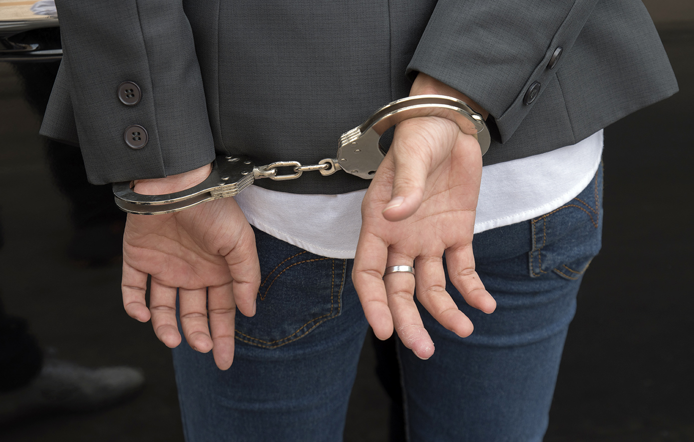 Θεσσαλονίκη:-Στα-«πράσα»-πιάστηκε-άνδρας-την-ώρα-που-πετούσε-τραπεζικές-κάρτες-που-είχε-κλέψει