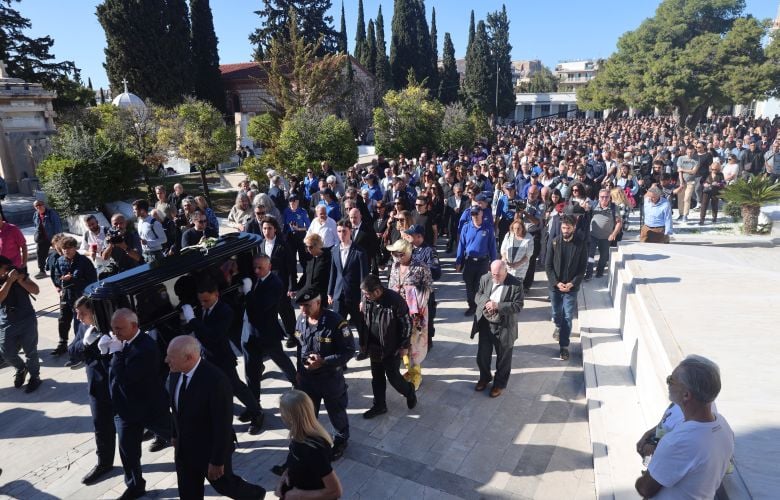 Με-τραγούδια-το-ύστατο-χαίρε-στην-κηδεία-του-Διονύση-Σαββόπουλου