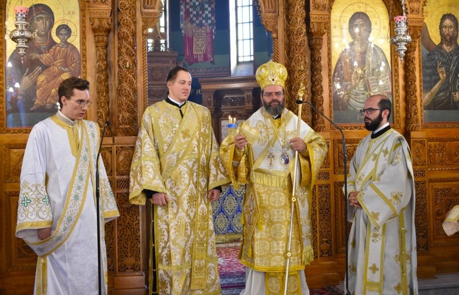 Χειροτονία-διακόνου-από-τον-Μητροπολίτη-Μαρωνείας-και-Κομοτηνής