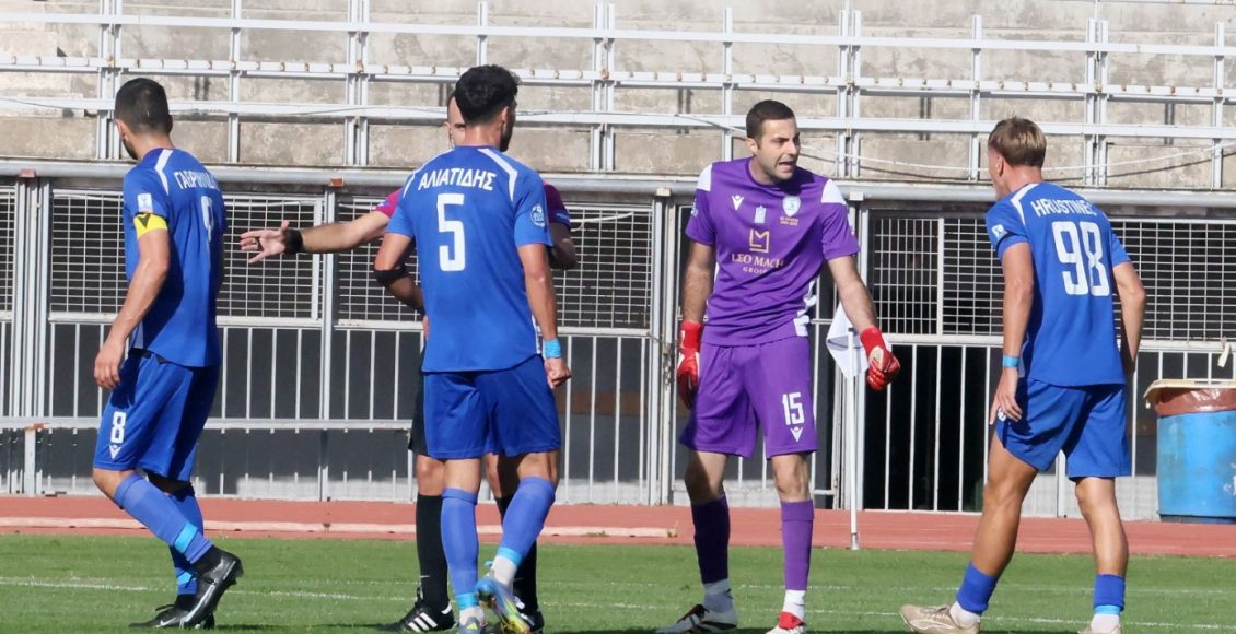 super-league-2:-Απίθανα-πράγματα-στην-Καβάλα,-παίκτες-έστειλαν-στις-εξέδρες-τον-τερματοφύλακα-επειδή-έκανε-λάθη
