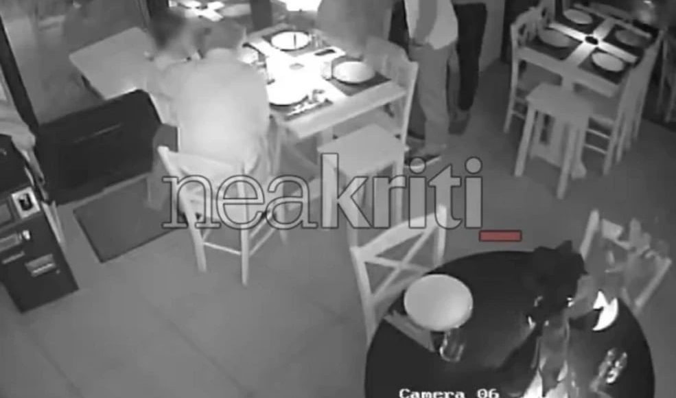 Κουκουλοφόροι-επιτέθηκαν-με-αυγά-στον-Μάκη-Βορίδη-που-βρισκόταν-σε-εστιατόριο-στο-Ηράκλειο-–-Αναποδογύρισαν-τραπέζια,-πέταξαν-καρέκλες-και-μπουκάλια