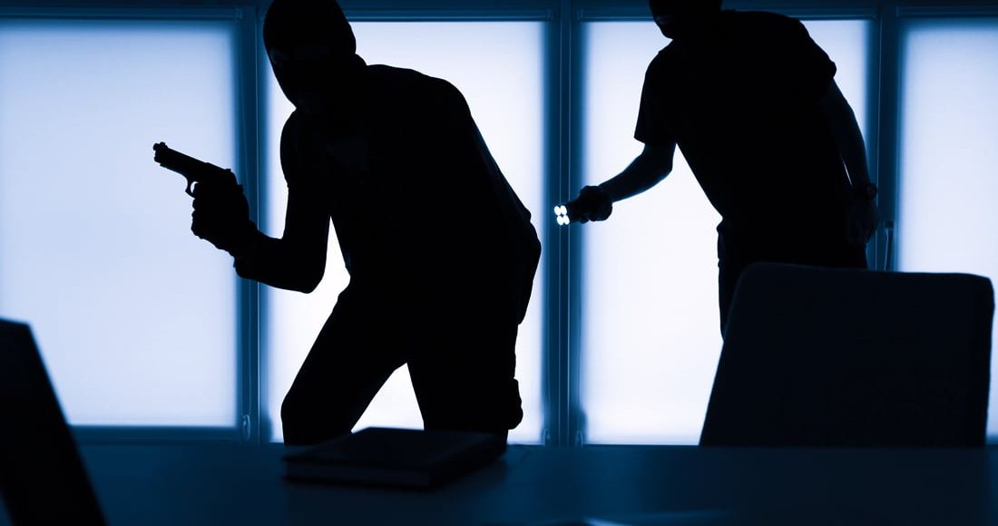 Τρόμος-στον-Πειραιά:-Ληστές-μπήκαν-σε-διαμέρισμα,-έδεσαν-62χρονο-και-άρπαξαν-χρήματα-και-κοσμήματα