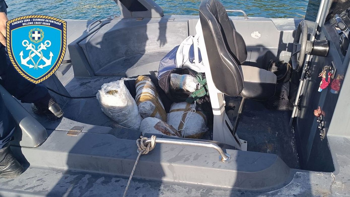 Οι-αρχές-κατάσχεσαν-πάνω-από-135-κιλά-ακατέργαστης-κάνναβης-από-βυθισμένο-σκάφος-στην-Ηγουμενίτσα-–-Συνελήφθη-50χρονος-αλλοδαπός